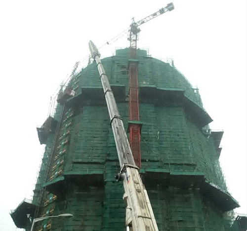 子长吊车在工地上作业